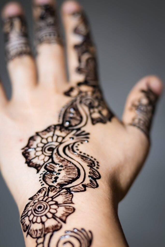 31 Easy Mehndi Design That Anyone Can Try At Home