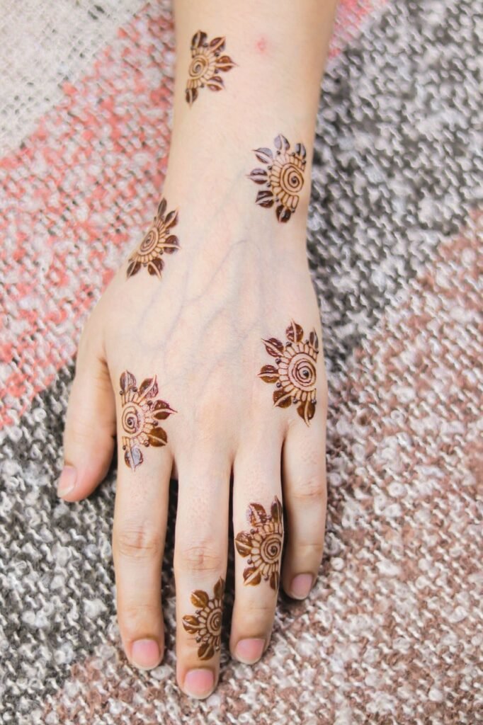 2 Very Easy Back Hand Mehndi Designs from BeautyZing | These selected Henna  Designs are 2 very easy Mehndi designs from BeautyZing Mehndi Design  collection. #ArabicMehndi #ArabicHenna #ArabicBackHandMehndi... | By  BeautyZing |