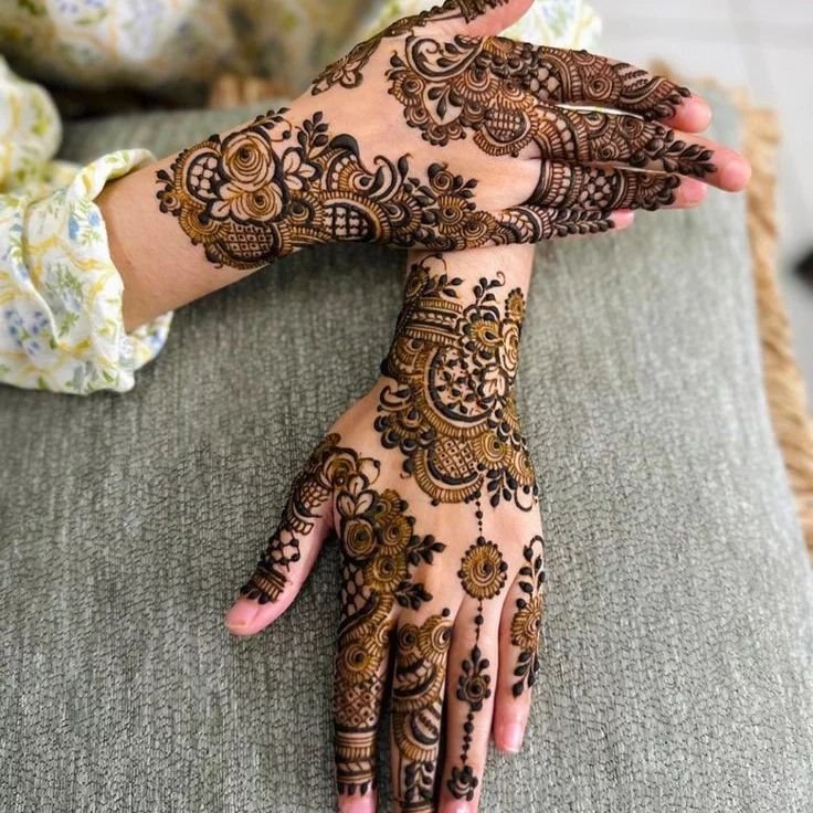 Braceleted mehndi design