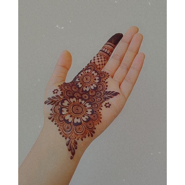 Stylish Back Hand Mehndi Design (स्टाइलिश बैक हैंड मेहंदी डिज़ाइन)