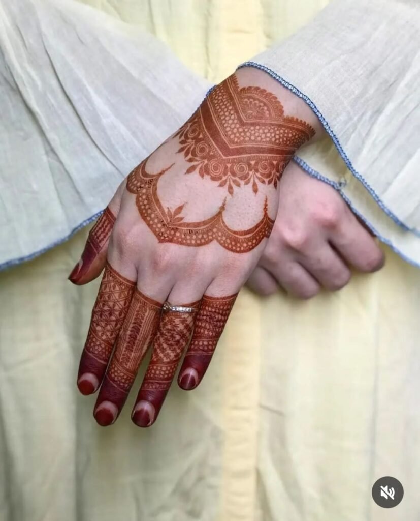 Stylish Back Hand Mehndi Design (स्टाइलिश बैक हैंड मेहंदी डिज़ाइन)