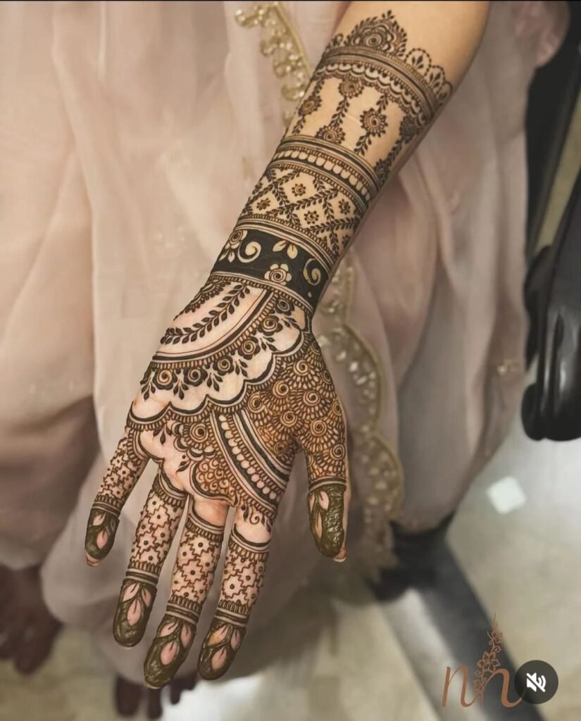 Stylish Back Hand Mehndi Design (स्टाइलिश बैक हैंड मेहंदी डिज़ाइन)