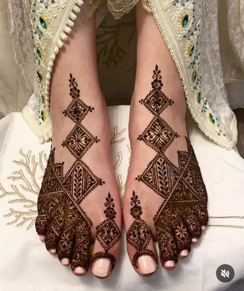 Stylish Back Hand Mehndi Design (स्टाइलिश बैक हैंड मेहंदी डिज़ाइन)