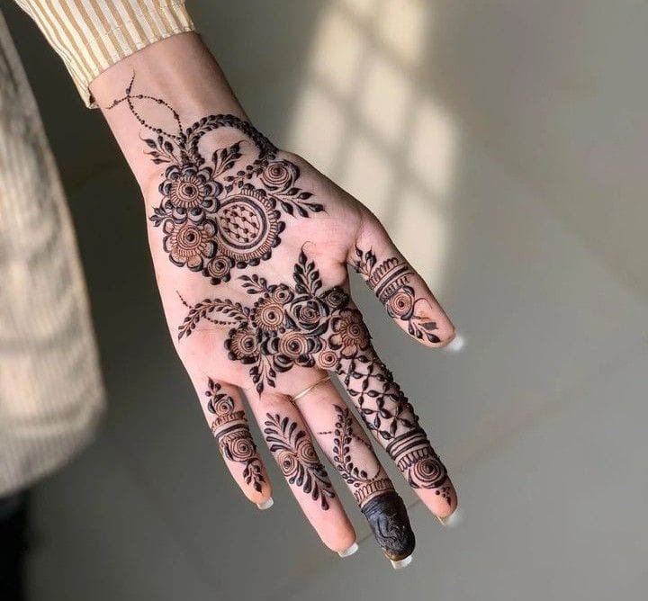 Stylish Back Hand Mehndi Design (स्टाइलिश बैक हैंड मेहंदी डिज़ाइन)