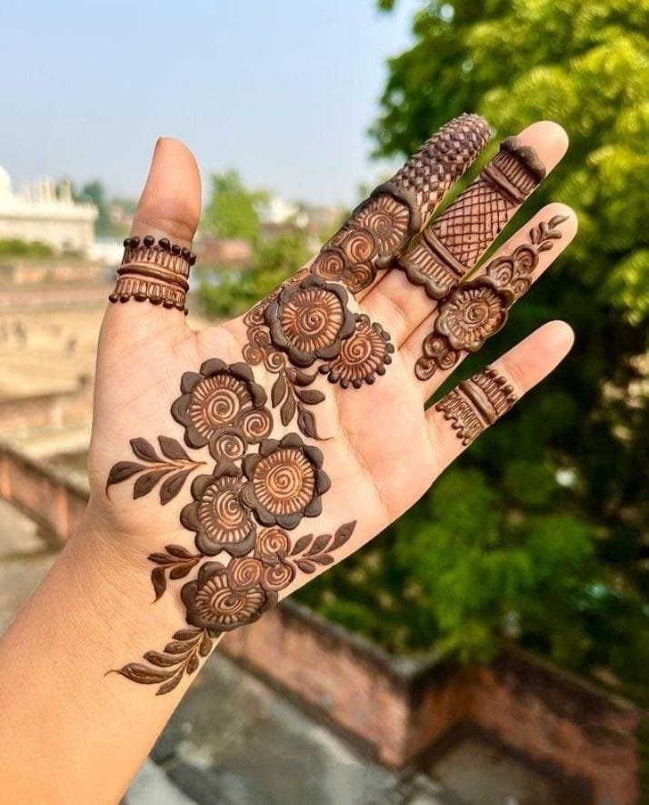 Stylish Back Hand Mehndi Design (स्टाइलिश बैक हैंड मेहंदी डिज़ाइन)