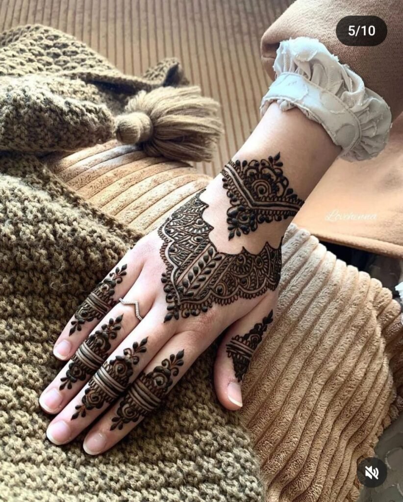 Stylish Back Hand Mehndi Design (स्टाइलिश बैक हैंड मेहंदी डिज़ाइन)