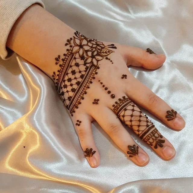 Simple Mehndi Designs For Kids 