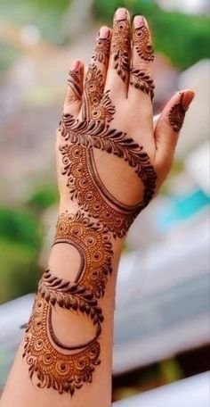 Stylish Back Hand Mehndi Design (स्टाइलिश बैक हैंड मेहंदी डिज़ाइन)