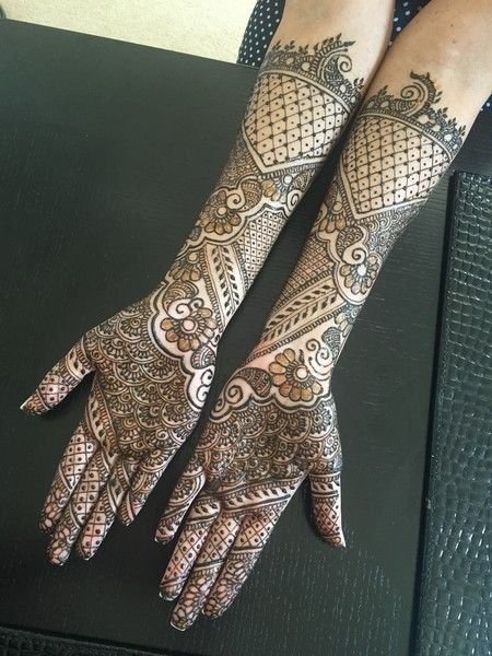 Stylish Back Hand Mehndi Design (स्टाइलिश बैक हैंड मेहंदी डिज़ाइन)