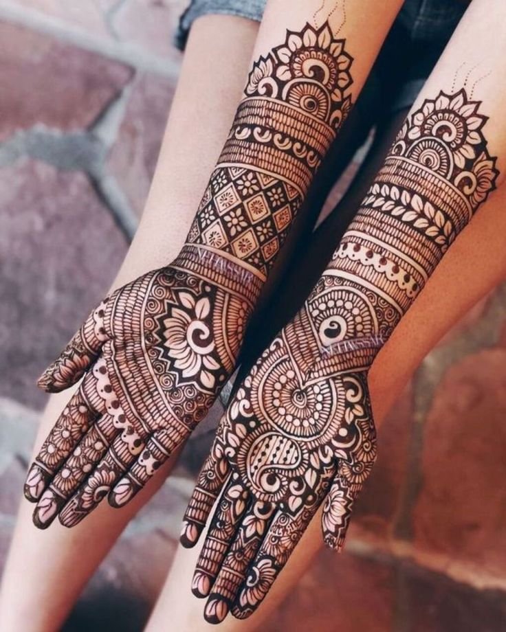 Stylish Back Hand Mehndi Design (स्टाइलिश बैक हैंड मेहंदी डिज़ाइन)