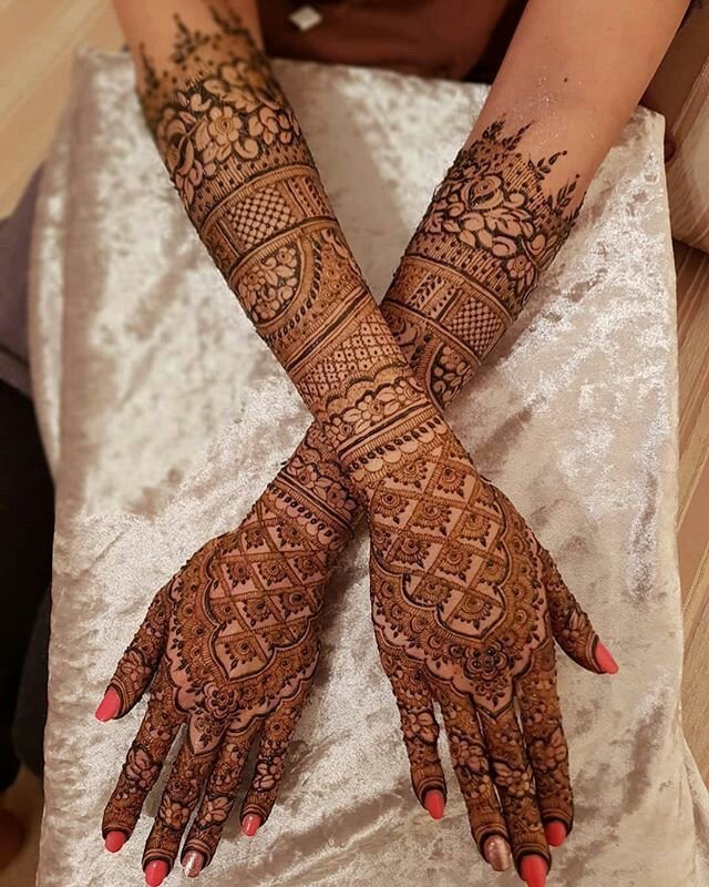 Stylish Back Hand Mehndi Design (स्टाइलिश बैक हैंड मेहंदी डिज़ाइन)