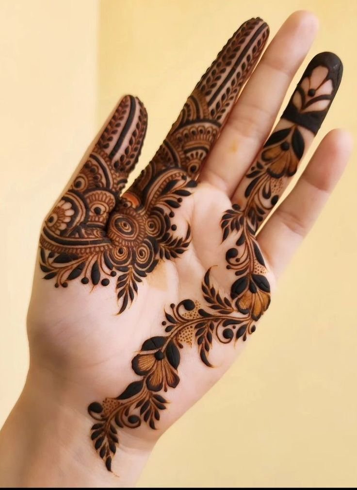 Stylish Back Hand Mehndi Design (स्टाइलिश बैक हैंड मेहंदी डिज़ाइन)